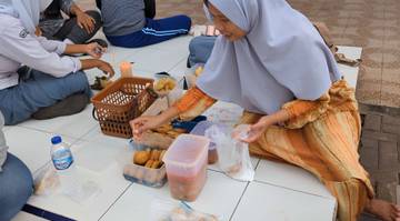 Berjualan Jadi Harapan Kecil Hasnah Bantu Ekonomi Keluarga