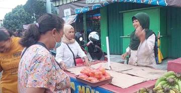 Perjuangan Tiga Perempuan di Lapak Kue