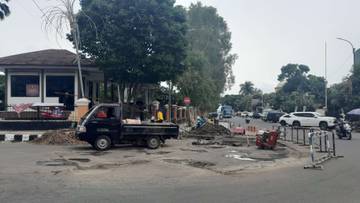 Jalan Alun-alun Pandeglang Mulai di Perbaiki 