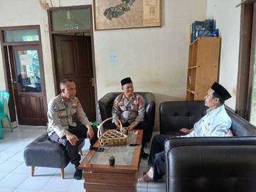 Polsek Cibadak Perkuat Komunikasi dan Kamtibmas Desa
