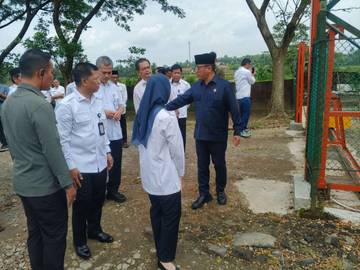 Mendes PDT Kunjungi Peternakan Ayam di Pamarayan
