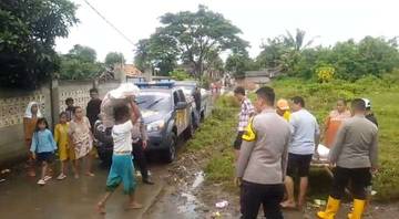 Polres Serang Salurkan Bantuan Kemanusiaan di Carenang 