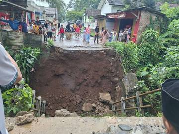 Jembatan Cisaat Ambruk, Akses Lima Desa di Pandeglang Terputus