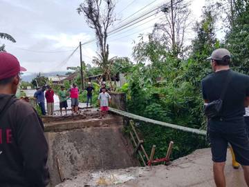 Warga Sinar Jaya Pandeglang Gotong Royong Bangun Jembatan Darurat