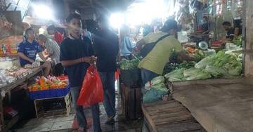 Asa Remaja Penjual Kresek di Rangkasbitung