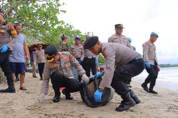 Petugas Gabungan Bersihkan Sampah di Kawasan Pantai Carita