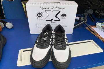 Deallova Kolaborasi Sepatu dengan Band Tipe-X