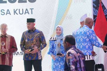 Bupati Serang Raih Penghargaan Golden Award PWI 