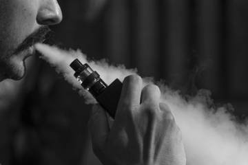 Tak Hanya Rokok, Vape Juga Mengancam Kesehatan Paru-Paru