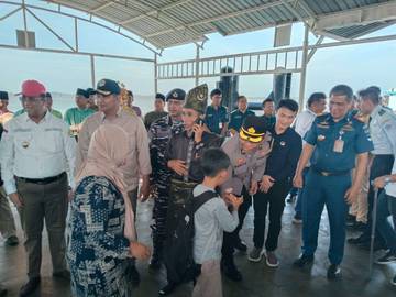 Forkopimda dan Lembaga Adat serta Perhotelan Sambut Wisatawan Mancanegara Pertama Karimun di 2025