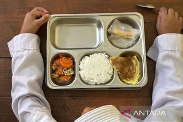 [Hoaks] Makanan MBG di Indonesia Terkontaminasi Bangkai Ular