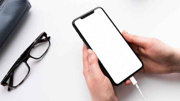 Waspadai Efek Cas HP Pakai Charger Tidak Resmi