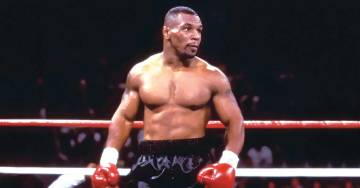 [Hoaks] Mike Tyson Sholat Ashar di Cafe LA