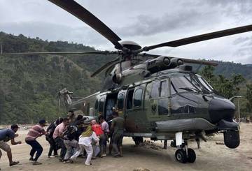 Helikopter TNI AU Lakukan Pendaratan Sungai Distribusi Bantuan