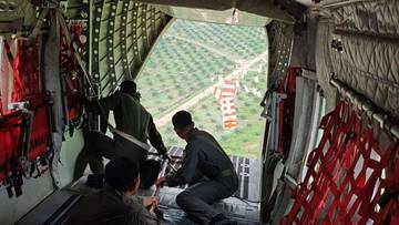 TNI AU Airdrop Bantuan Logistik untuk Aceh Timur