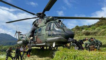 Helikopter Caracal TNI AU Salurkan Bantuan Sungai Limau