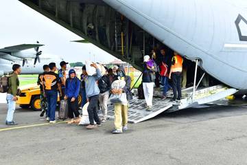 C-130J TNI AU Evakuasi Pengungsi Sumatera