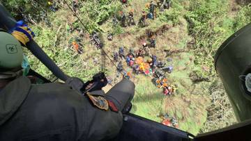 Helikopter TNI AU Evakuasi Korban Jatuhnya ATR