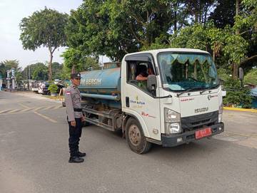 Polsek Batu Ampar Awasi Distribusi Air Bersih di Sengkuang