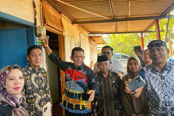Gubernur Resmikan Listrik 24 Jam di Kampung Tembesi