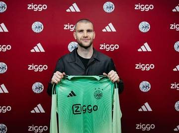 Ajax Rekrut Kiper Timnas Maarten Paes