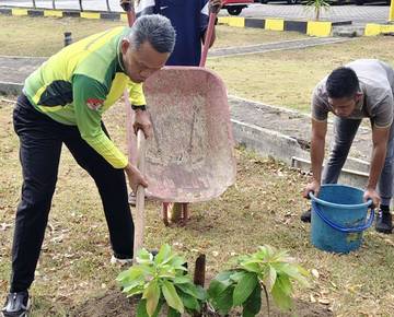 Kemenag Kepri Gelar Aksi Bersih-Bersih Kantor Jelang Ramadan