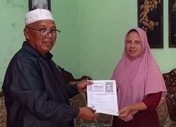 KUA Belat Serahkan Sertifikat Halal kepada Pelaku Usaha