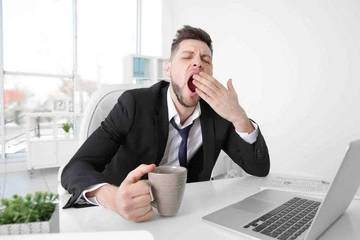 Penyebab Sering Menguap Saat Bekerja di Depan Laptop
