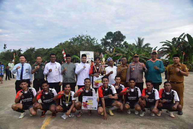 Turnamen Wambololo Ramadan Cup Ditutup, Bupati Serahkan Hadiah