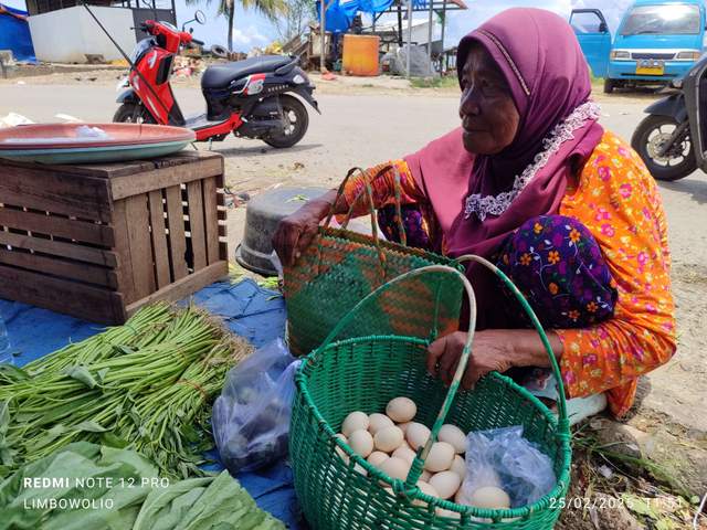 Telur-Telur Harapan Nenek Dalia Menunggu Panggilan Haji