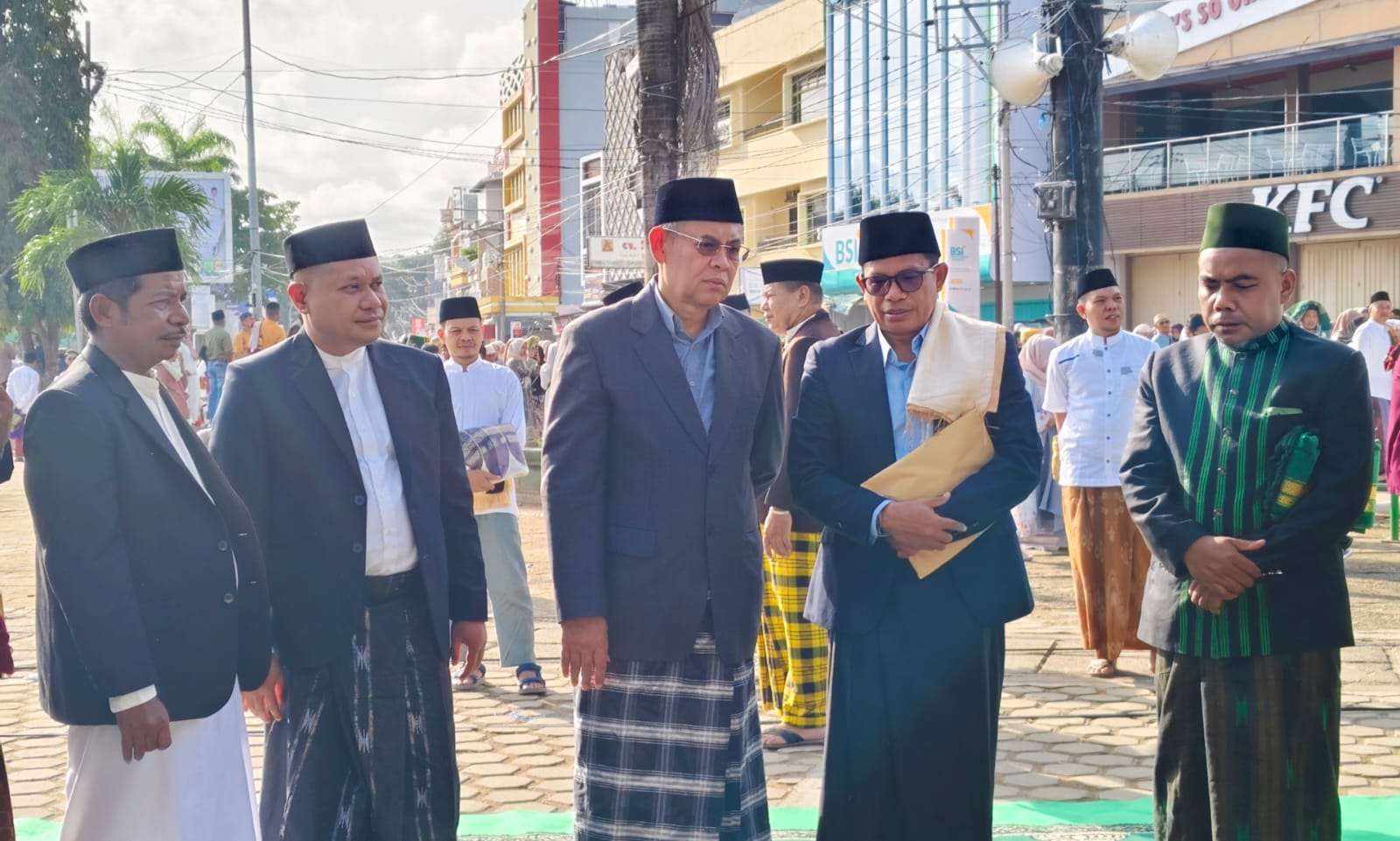 Wali Kota Baubau Salat Idulfitri di Pantai Kamali - RRI.co.id