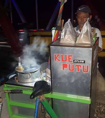 Kisah Tasrif, Penjual Kue Putu dengan Sepeda Tua