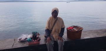 Diusia 70, Ibu Sarunia Terus Berjuang Cari Nafkah