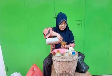 Jualan Jamu Tradisional, Mufliha Berjuang Sekolahkan Anak
