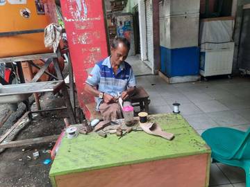 Zulkarnain, 25 Tahun Setia Menjahit Sepatu dan Sandal di Baubau