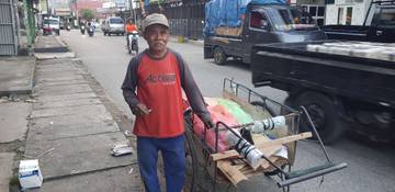 Panas Hujan Tak Surutkan Langkah Nasir, Pemulung Tangguh