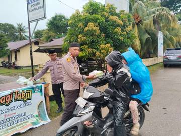 Polsek Sampolawa Berbagi Takjil Lewat Aksi Sosial Ramadan