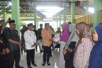 Wagub Sultra Safari Ramadan di Pasarwajo, Salurkan Bantuan