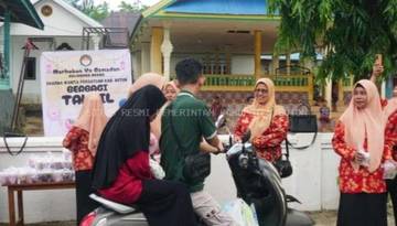 DWP Diskominfo Buton Bagikan Takjil Pengguna Jalan