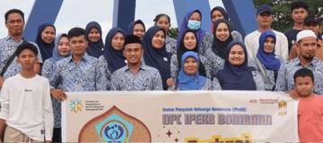 DPPKB Bombana dan IPeKB Bagikan Takjil Gratis di Tugu Munajah