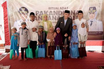 Ritual Adat Pakandeana Anaana Maelu pada 10 Muharram