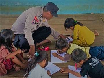 Kanit Binmas Lasalimu Konsisten Didik Anak Suku Bajo 