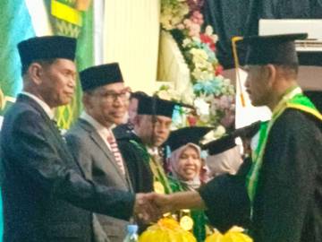 Ketua YPIQ Kupas Makna Filosofis Toga Wisuda
