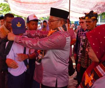 Bupati Adios Salurkan Seragam Sekolah di Siompu