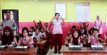 Kapolres Buton Distribusikan MBG di SDN 49 Buton