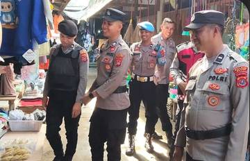 Cegah Kriminalitas Jelang Nataru Polres Buton Sambangi Pasar