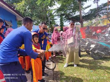 Puluhan Anak RA Perwanida Belajar Profesi Damkar Baubau 