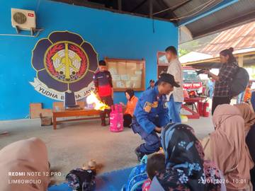 Emak-Emak Histeris Simulasi Penanganan Kebocoran Gas di Baubau
