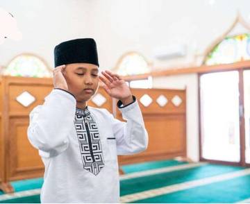 Memejamkan Mata Saat Salat, Ini Hukumnya