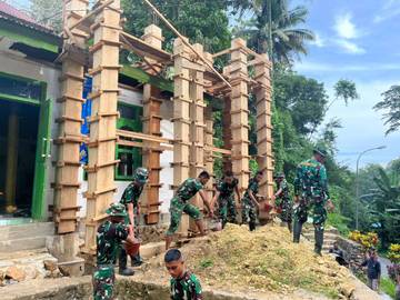 TNI dan Warga Gotong Royong Percepat Pembangunan Masjid Sorawolio